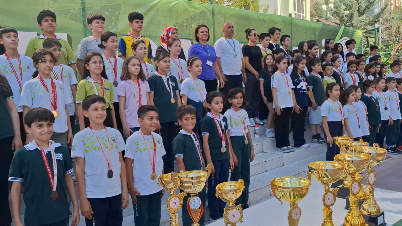 ÇAMLICA KOLEJİ 332 LİSANSLI ÖĞRENCİYLE 17 KUPA VE 148 MADALYA KAZANDI