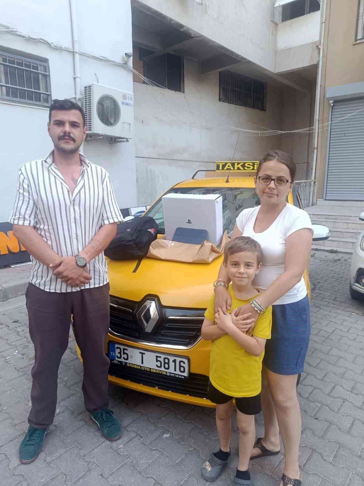 CAN ÖZDEL (SOLDA) VE EŞYALARIN SAHİPLERİ