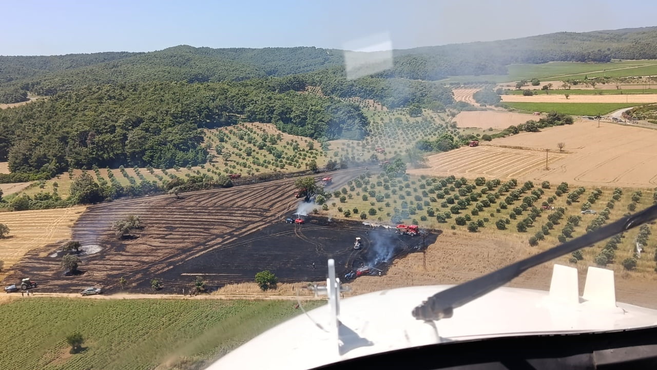 ÇANAKKALE'DE TARIM ARAZİSİNDE BAŞLAYAN ANIZ YANGINI ORMANLIK ALANA SIÇRAMADAN ORMAN BÖLGE...