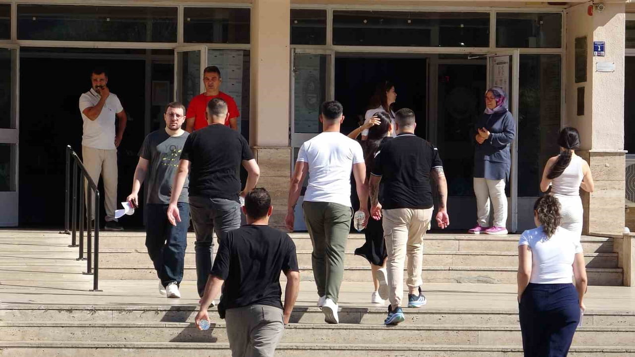 ÇANAKKALE'DE YÜKSEKÖĞRETİM KURUMLARI SINAVI'NIN (YKS) İLK OTURUMU OLAN TEMEL YETERLİLİK SINAVINA...