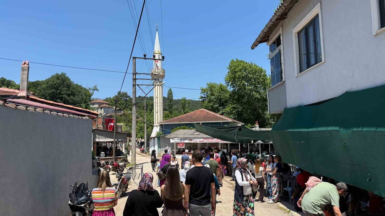 ÇANAKKALE'NİN ÇAN İLÇESİNE BAĞLI SÖĞÜTALAN KÖYÜNDE GELENEKSEL KÖY HAYRI 5 BİN KİŞİNİN KATILIMI İLE...