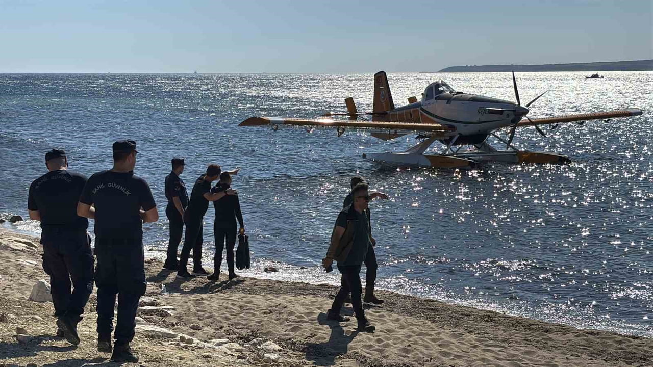 ÇANAKKALE'NİN EZİNE İLÇESİNDE TARIM ARAZİSİNDE ÇIKAN YANGINA HAVADAN MÜDAHALE EDEN YANGIN SÖNDÜRME...