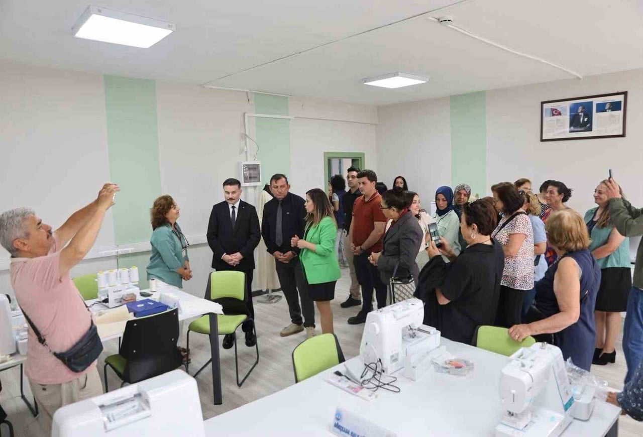 ÇANAKKALE'NİN GÖKÇEADA İLÇESİNDE GÖKÇEADA HALK EĞİTİMİ MERKEZİ BÜNYESİNDE KURULAN DİJİTAL...
