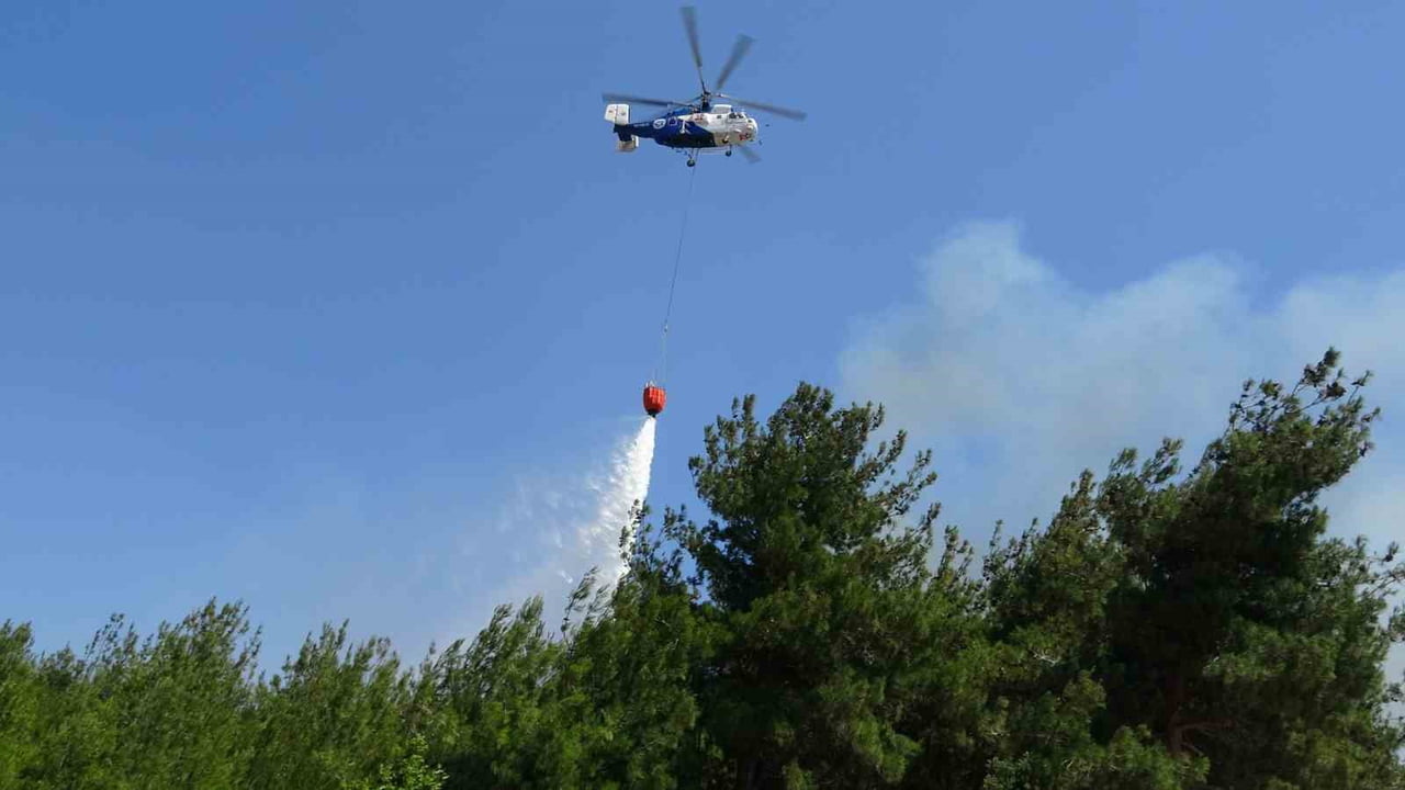 ÇANAKKALE'NİN MERKEZE BAĞLI KIZILKEÇİLİ KÖYÜNDE TARIM ARAZİSİNDE ÇIKAN YANGIN EKİPLERİN HAVADAN VE...