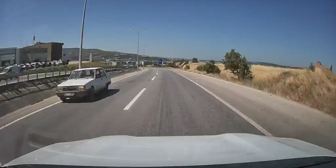 ÇANAKKALE-BURSA KARAYOLU ÜZERİNDE BİR SÜRÜCÜ TERS YÖNDE GİDEREK HEM KENDİ CANINI HEM DE DİĞER...