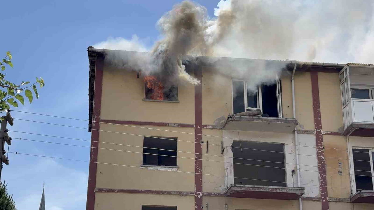 ÇANAKKALE’DE BOŞ BİR APARTMANIN 5’İNCİ KATINDA ÇIKAN YANGIN İTFAİYE EKİPLERİNİN MÜDAHALESİYLE...