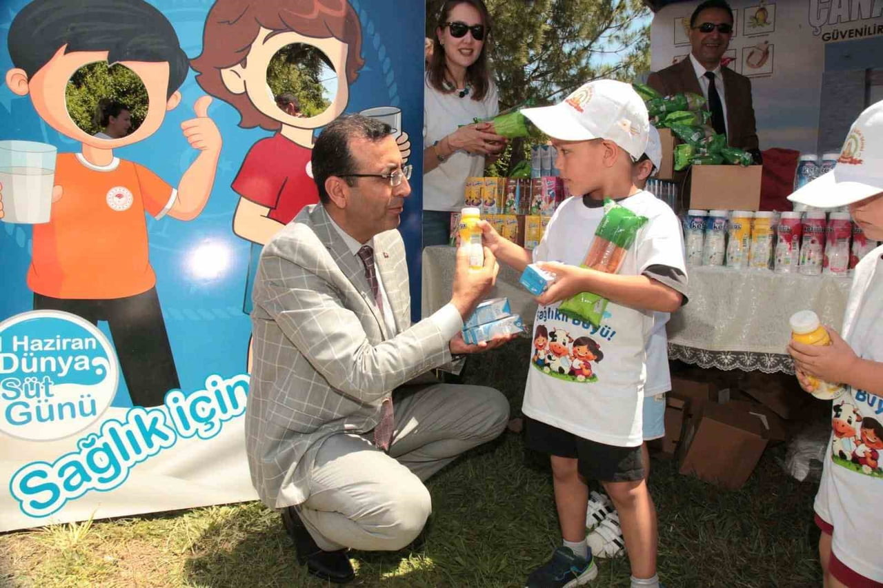 ÇANAKKALE’DE ‘DÜNYA SÜT GÜNÜ’ ETKİNLİKLERİ ÇERÇEVESİNDE ÖĞRENCİLERE SÜT VE ÇEŞİTLİ SÜT ÜRÜNLERİ...