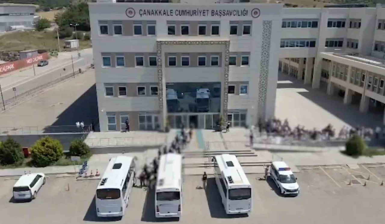 ÇANAKKALE’DE GÖÇMEN KAÇAKÇILIĞI YAPAN ORGANİZE SUÇ ÖRGÜTÜNE YÖNELİK DÜZENLENEN OPERASYONLARDA...