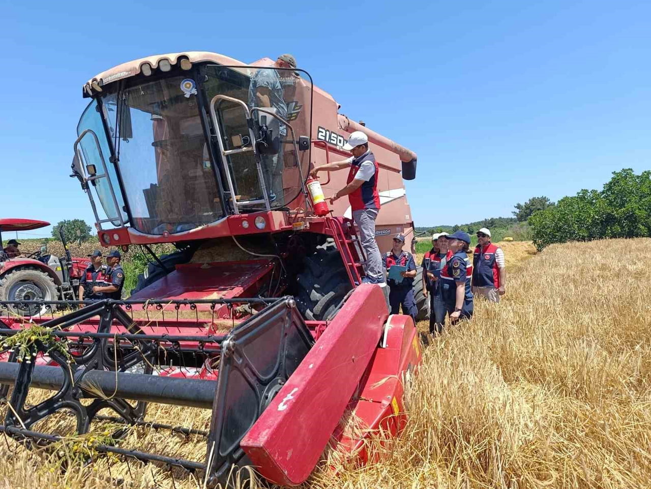 ÇANAKKALE’DE ORMAN VE ANIZ YANGINLARININ ÖNLENMESİ AMACIYLA BİÇERDÖVER VE BALYA MAKİNELERİNDE...