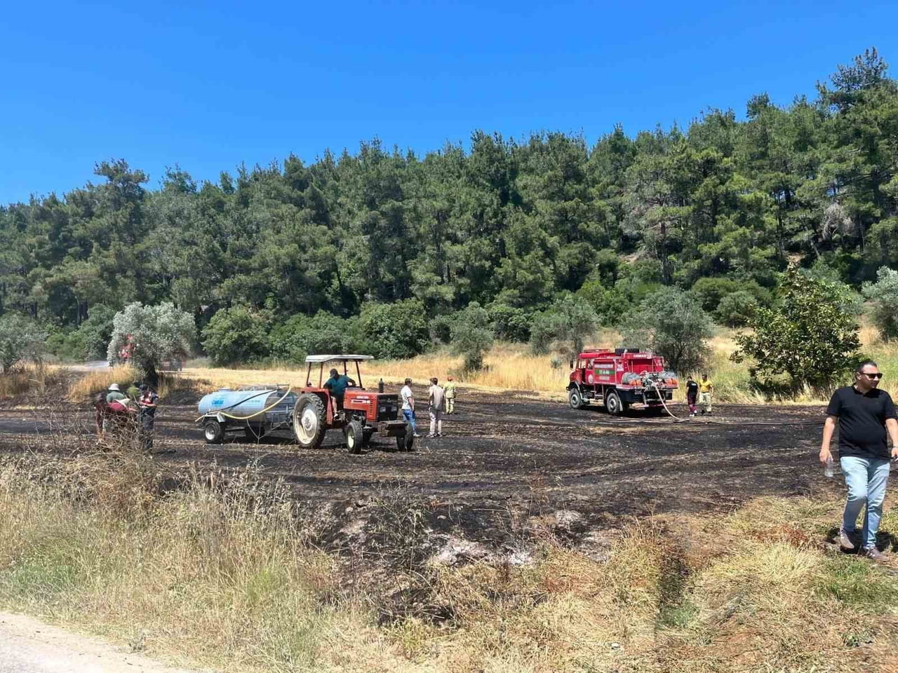ÇANAKKALE’DE TARIM ARAZİSİNDE ÇIKAN YANGIN EKİPLERİN HAVADAN VE KARADAN MÜDAHALESİYLE KONTROL...