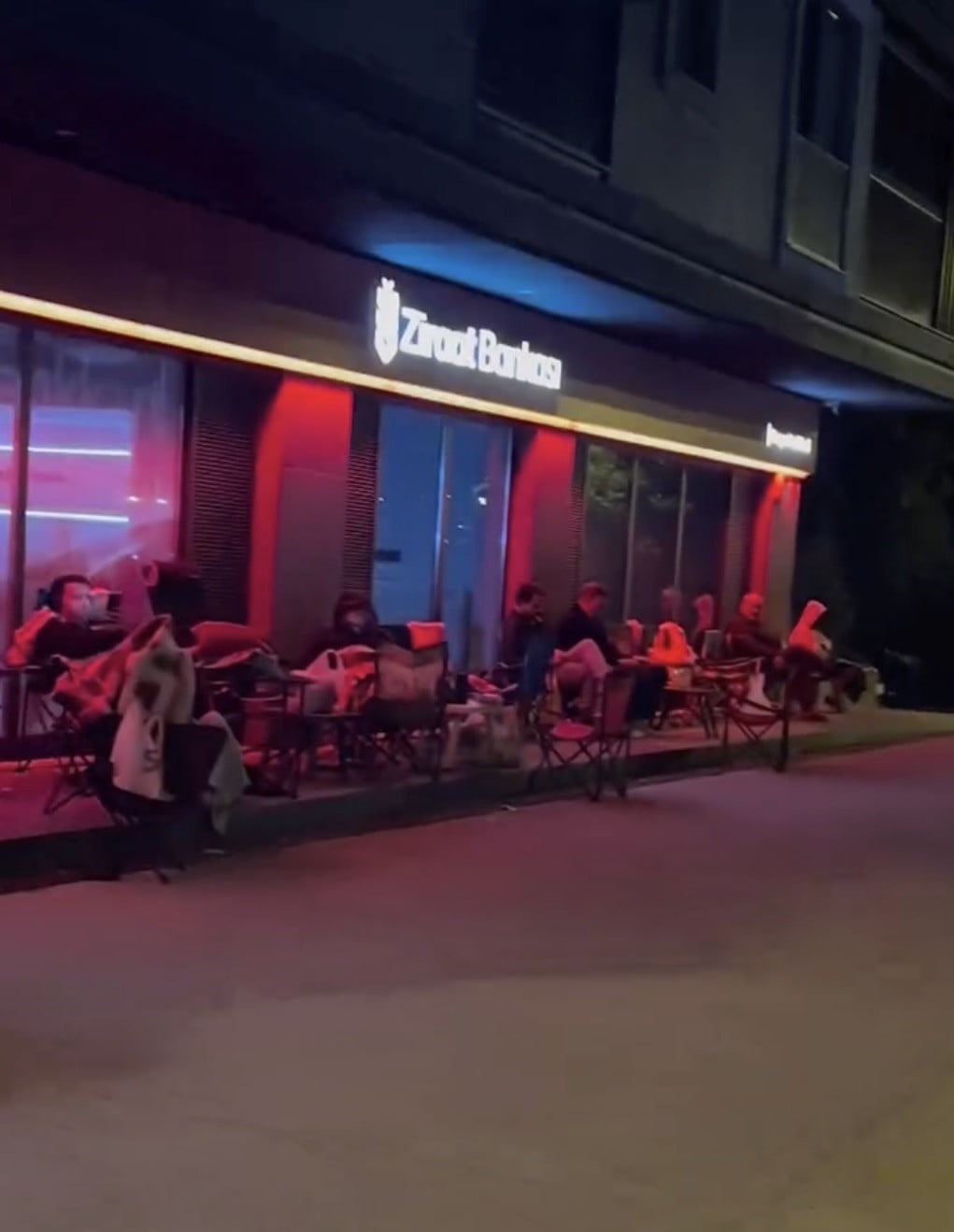 ÇANAKKALE’DE TOKİ’NİN 64 İLDE KURASIZ 20 BİN KONUT SATIŞI İÇİN EV SAHİBİ OLMAK İSTEYEN BAZI...