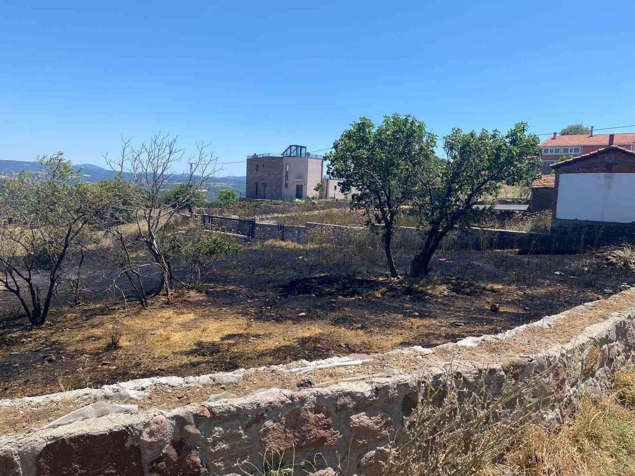 ÇANAKKALE’NİN AYVACIK İLÇESİNDE BİR EVİN BAHÇESİNDE ÇIKAN YANGIN EZİNE BELEDİYESİ İTFAİYE...