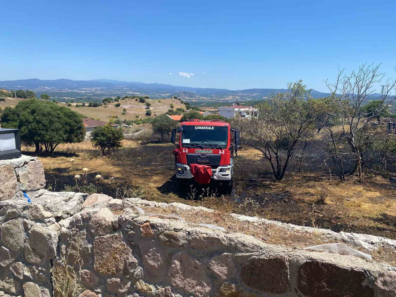 ÇANAKKALE’NİN AYVACIK İLÇESİNDE BİR EVİN BAHÇESİNDE ÇIKAN YANGIN EZİNE BELEDİYESİ İTFAİYE...