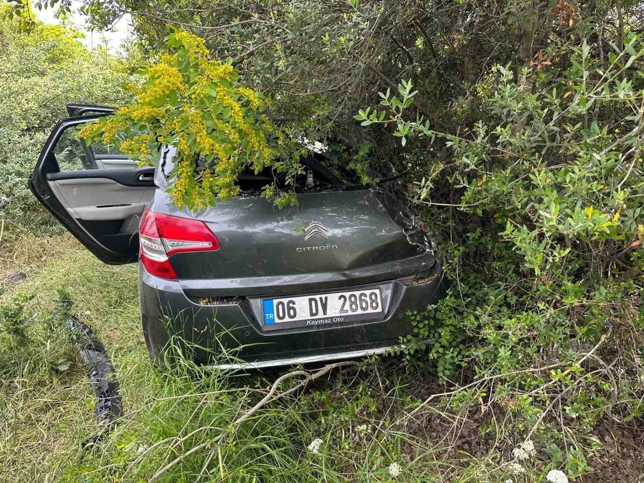 ÇANAKKALE’NİN AYVACIK İLÇESİNDE BİR OTOMOBİLİN ŞARAMPOLE YUVARLANMASI SONUCU 2 KİŞİ...