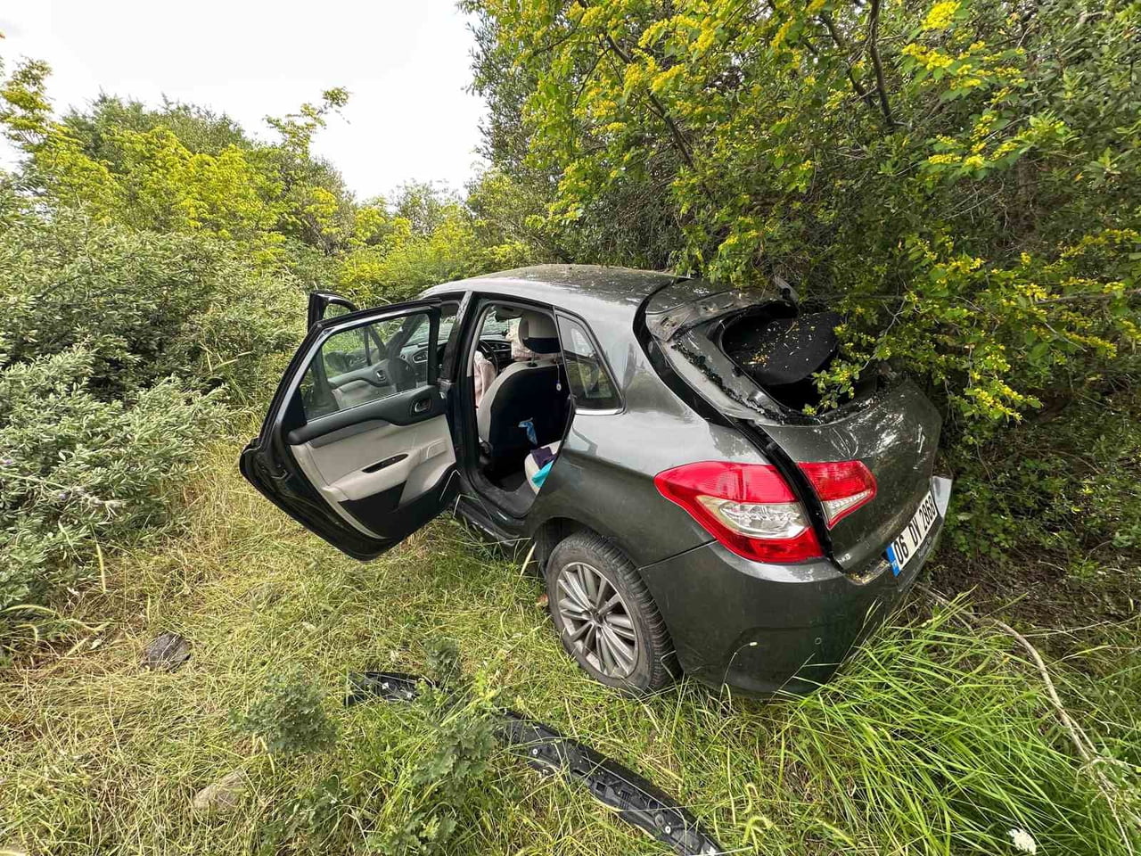 ÇANAKKALE’NİN AYVACIK İLÇESİNDE BİR OTOMOBİLİN ŞARAMPOLE YUVARLANMASI SONUCU 2 KİŞİ...