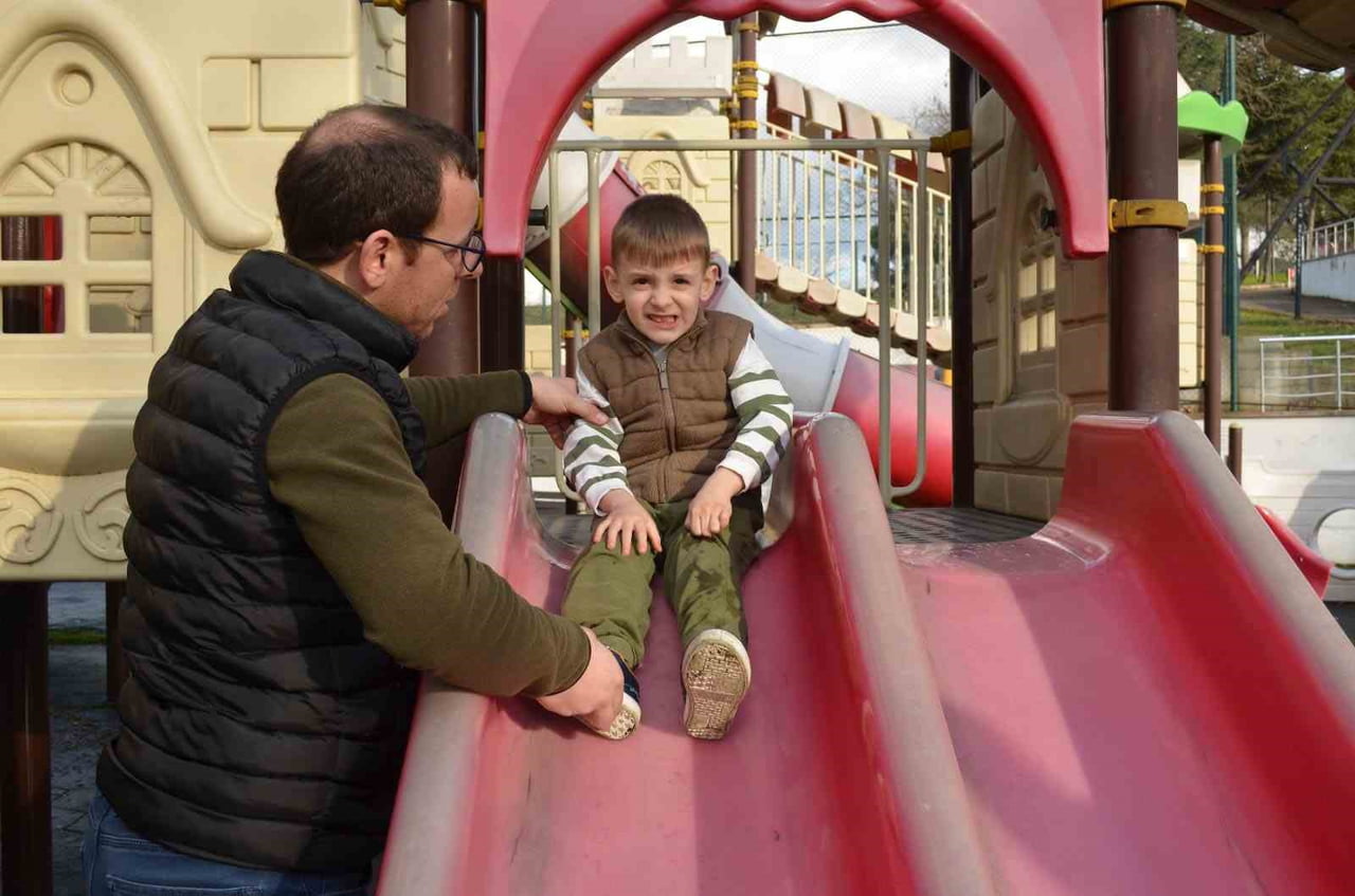 ÇANAKKALE’NİN BİGA İLÇESİNDE DMD HASTASI İSA BERAT EMRE İÇİN TOPLANAN BAĞIŞ PARALARINI ALAN...