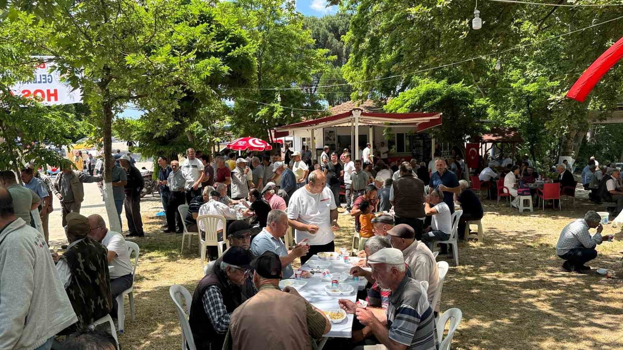 ÇANAKKALE’NİN ÇAN İLÇESİNE BAĞLI BÜYÜKPAŞA KÖYÜNDE GELENEKSEL KÖY HAYRI 3 BİN KİŞİNİN KATILIMI İLE...