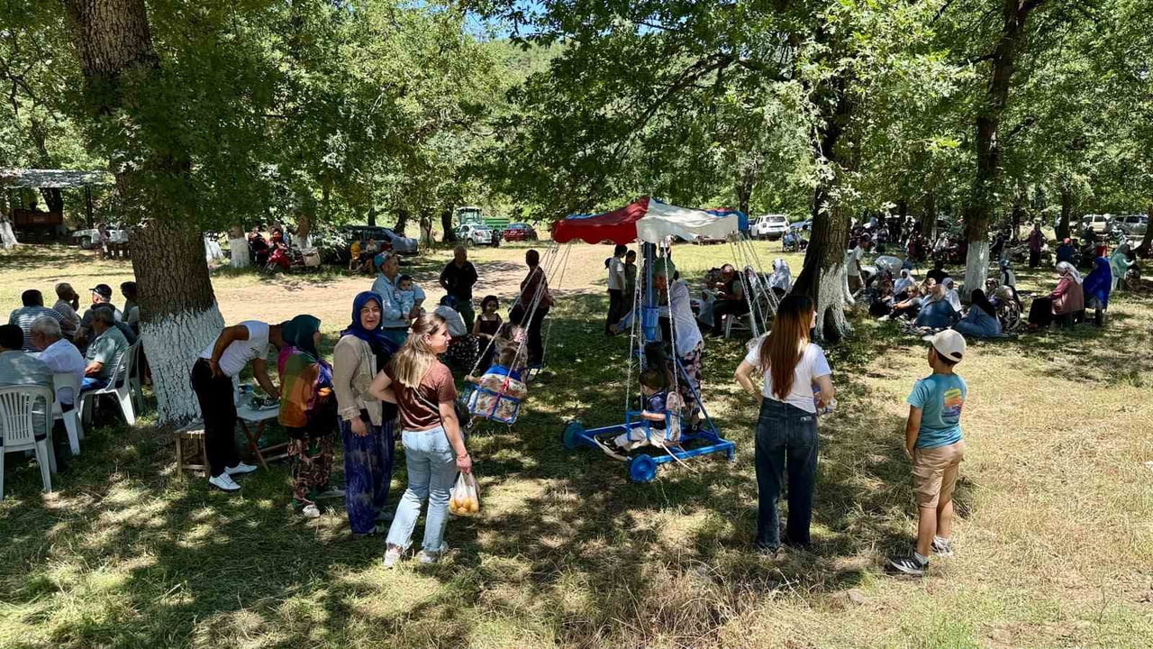 ÇANAKKALE’NİN ÇAN İLÇESİNE BAĞLI DEREOBA KÖYÜNDE GELENEKSEL HAYIR ETKİNLİĞİ 2 BİN KİŞİNİN KATILIMI...