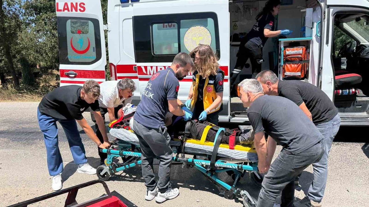ÇANAKKALE’NİN ÇAN İLÇESİNE BAĞLI TEPEKÖY KÖYÜ YOL KAVŞAĞINDA MOTORLU BİSİKLET İLE OTOMOBİL...