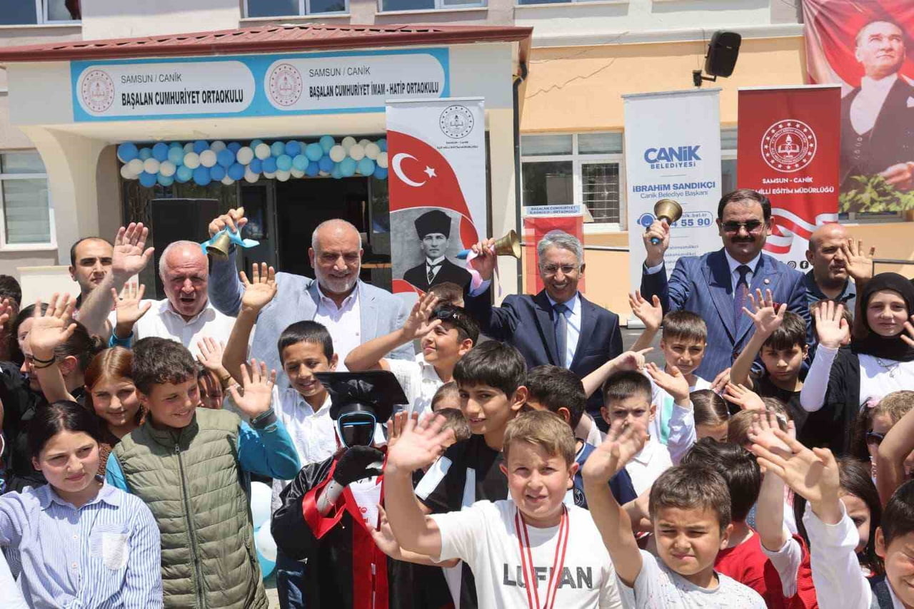 CANİK BAŞALAN İLKOKULU'NDA GERÇEKLEŞTİRİLEN KARNE TÖRENİNE KATILAN CANİK BELEDİYE BAŞKANI İBRAHİM...