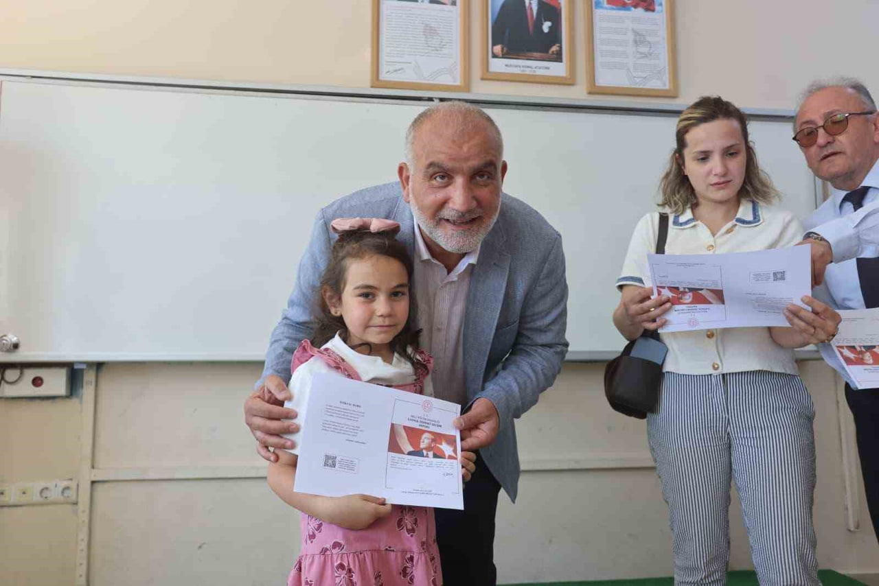 CANİK BAŞALAN İLKOKULU'NDA GERÇEKLEŞTİRİLEN KARNE TÖRENİNE KATILAN CANİK BELEDİYE BAŞKANI İBRAHİM...
