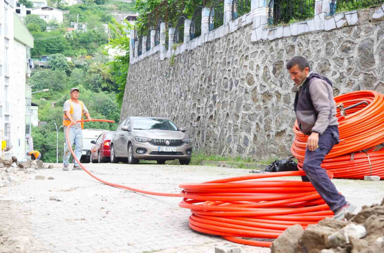 CANİK BELEDİYESİ'NİN 20 BİN HANEYİ KAPSAYAN FİBER OPTİK AĞ ALTYAPI ÇALIŞMALARININ YÜZDE 80'İ...