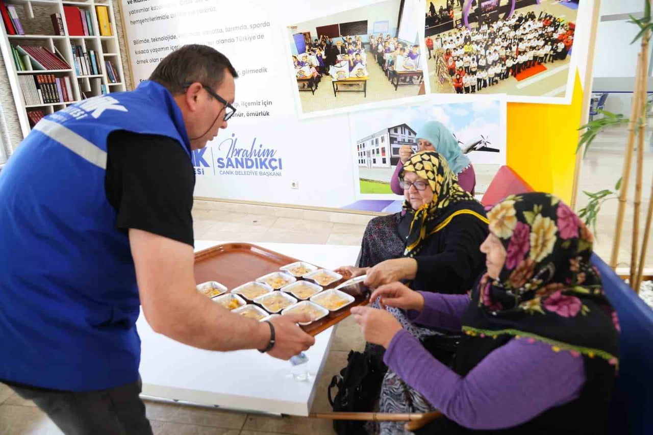 CANİK BELEDİYESİ, BİRLİKTELİK VE PAYLAŞMA VURGUSU İLE GERÇEKLEŞTİRDİĞİ AŞURE İKRAMIYLA GÖNÜLLERE...