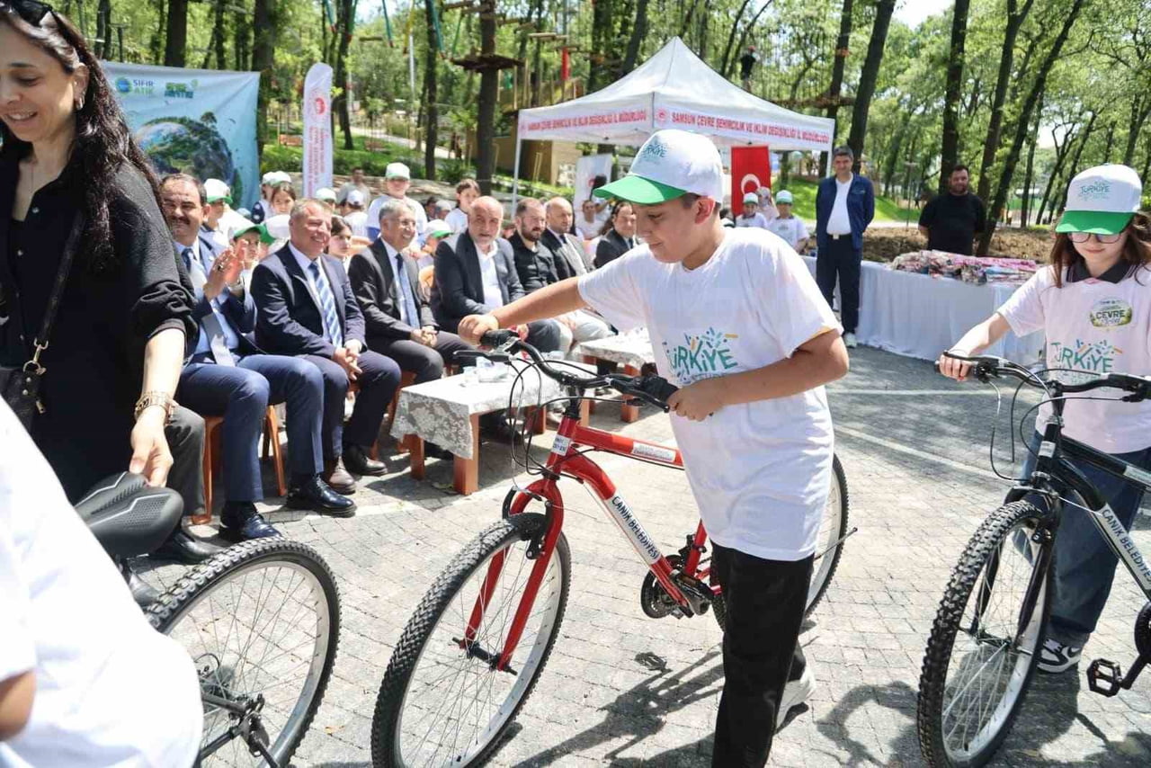 CANİK MACERA PARKI'NDA DÜZENLENEN TÖRENDE DERECEYE GİREN ÖĞRENCİLERE BİSİKLET, SPOR SETİ, KULAK...