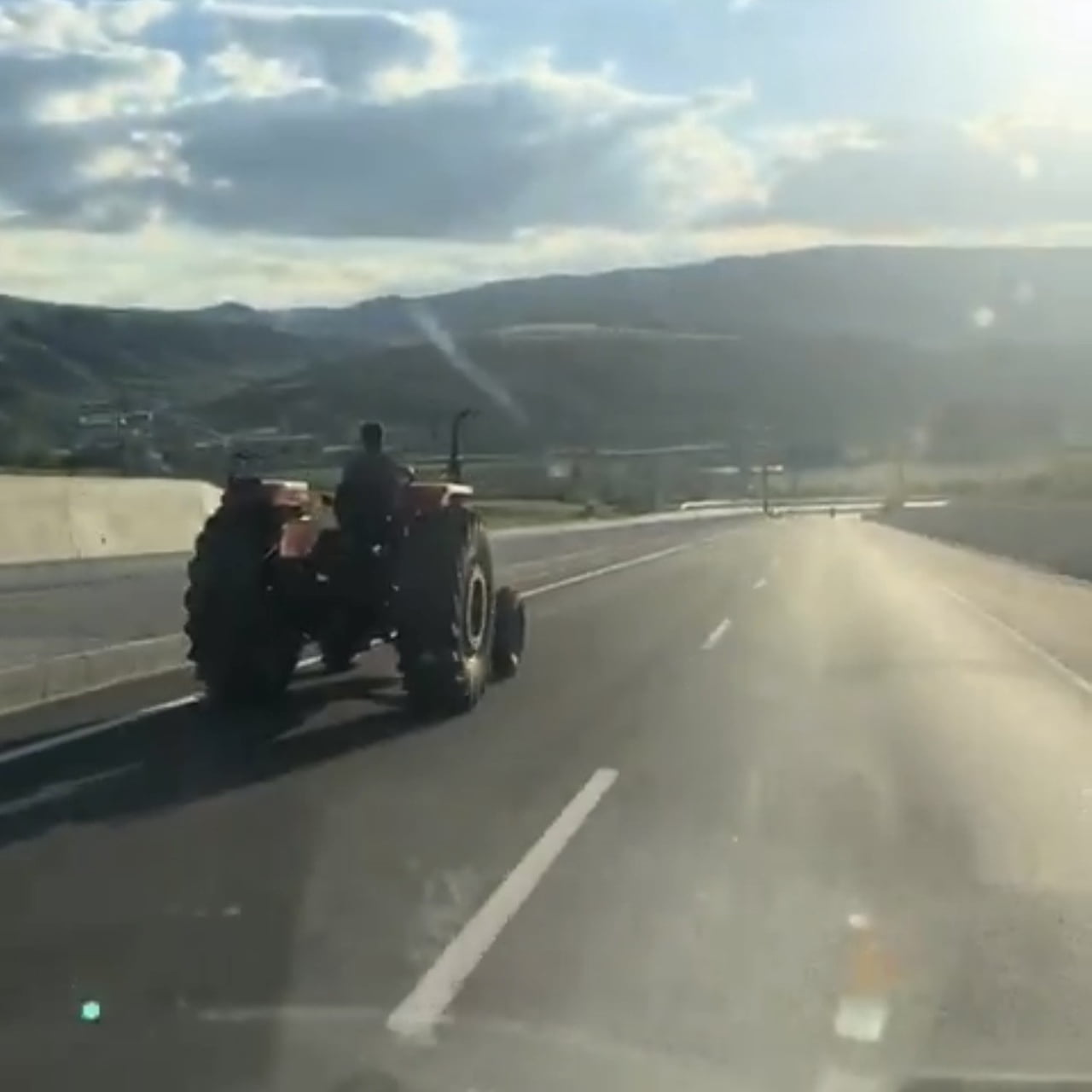 ÇANKIRI'DA KARAYOLUNDA SEYREDEN BİR TRAKTÖRÜN YAKLAŞIK 110 KM HIZLA İLERLEDİĞİ ANLAR, CEP TELEFONU...