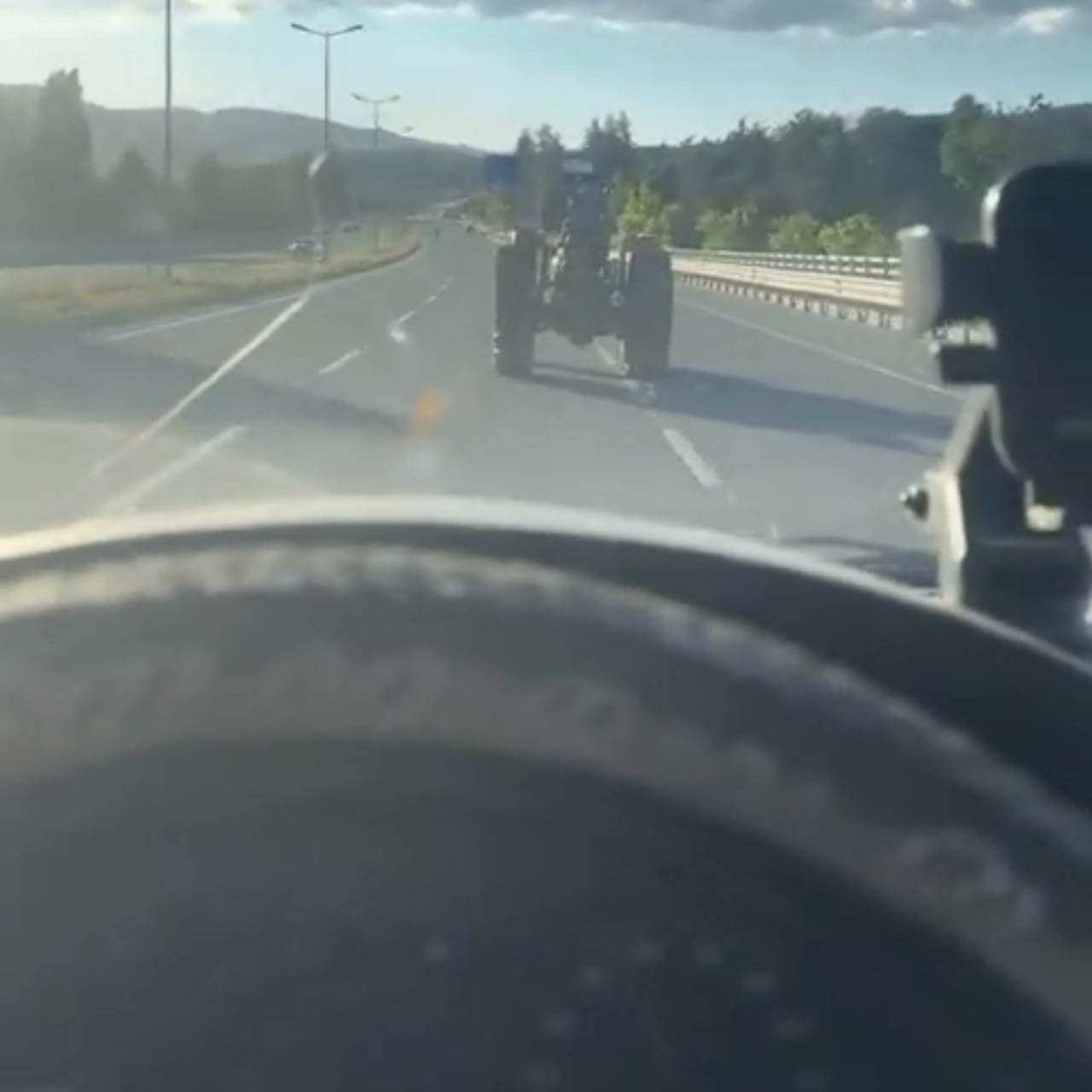 ÇANKIRI'DA KARAYOLUNDA SEYREDEN BİR TRAKTÖRÜN YAKLAŞIK 110 KM HIZLA İLERLEDİĞİ ANLAR, CEP TELEFONU...