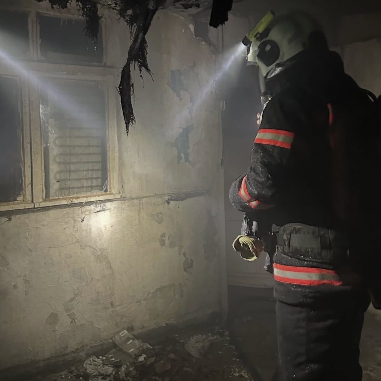 ÇANKIRI’DA ALEVLERE TESLİM OLAN EV KULLANILAMAZ HALE GELDİ.