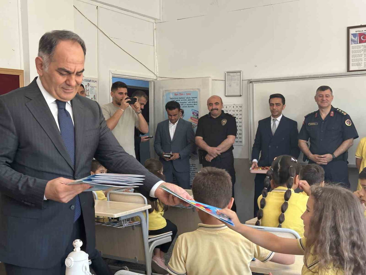 ÇANKIRI’DA EĞİTİM GÖREN ÖĞRENCİLER YAZ TATİLİ ÖNCESİ KARNE SEVİNÇLERİNİ PROTOKOL ÜYELERİ İLE...