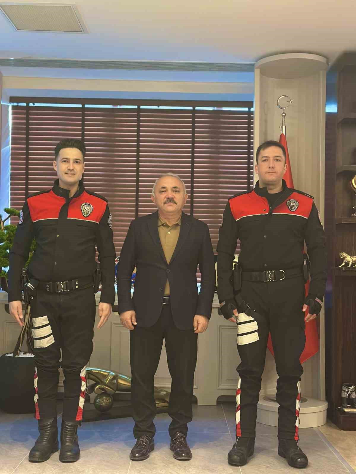 ÇANKIRI’DA SEYİR HALİNDEYKEN NEFES BORUSUNA KEK KAÇAN SÜRÜCÜYÜ UYGULADIĞI HEİMLİCH MANEVRASIYLA...