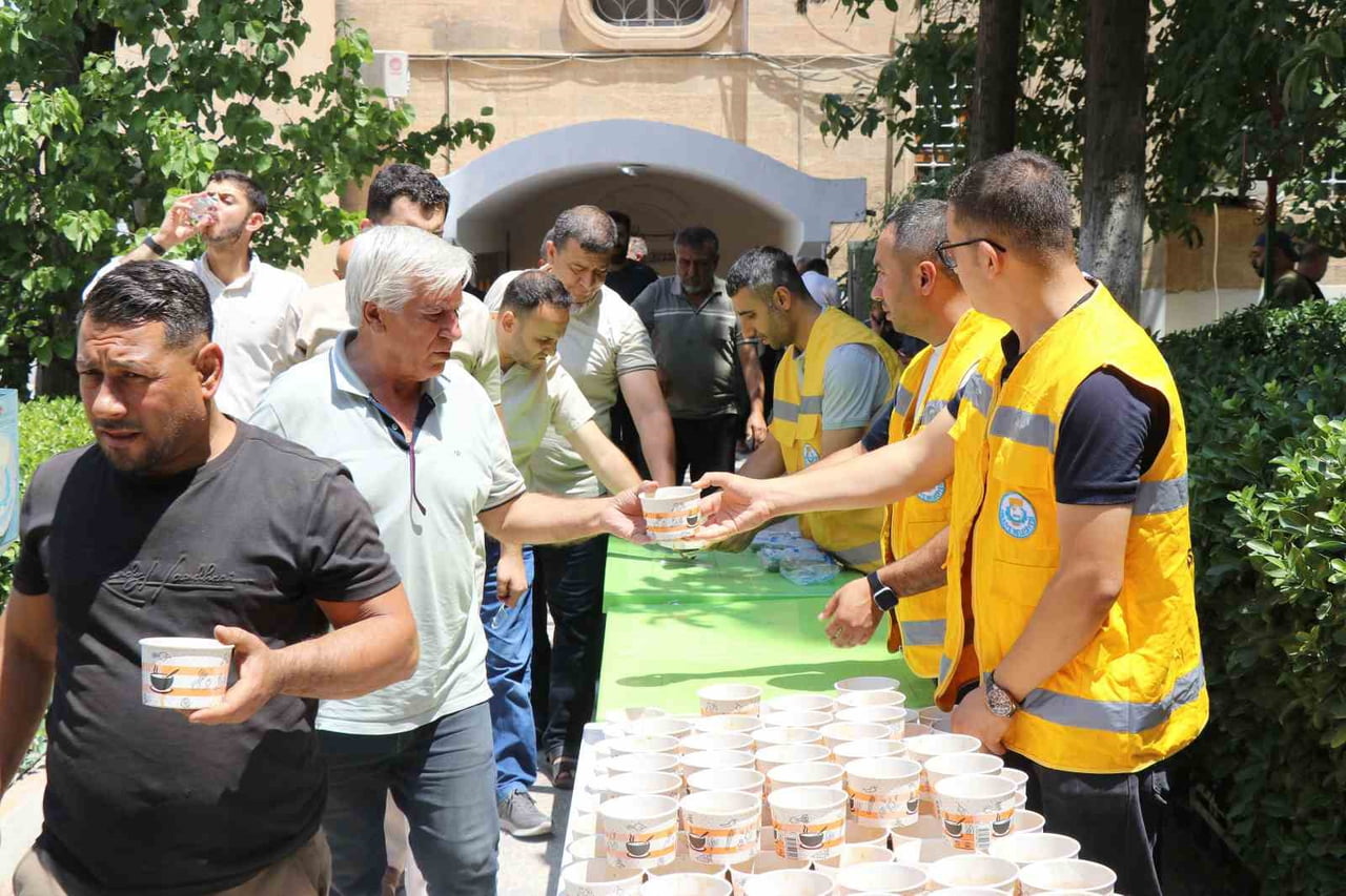 CANPOLAT VATANDAŞLARLA AŞURE BEREKETİNİ PAYLAŞTI