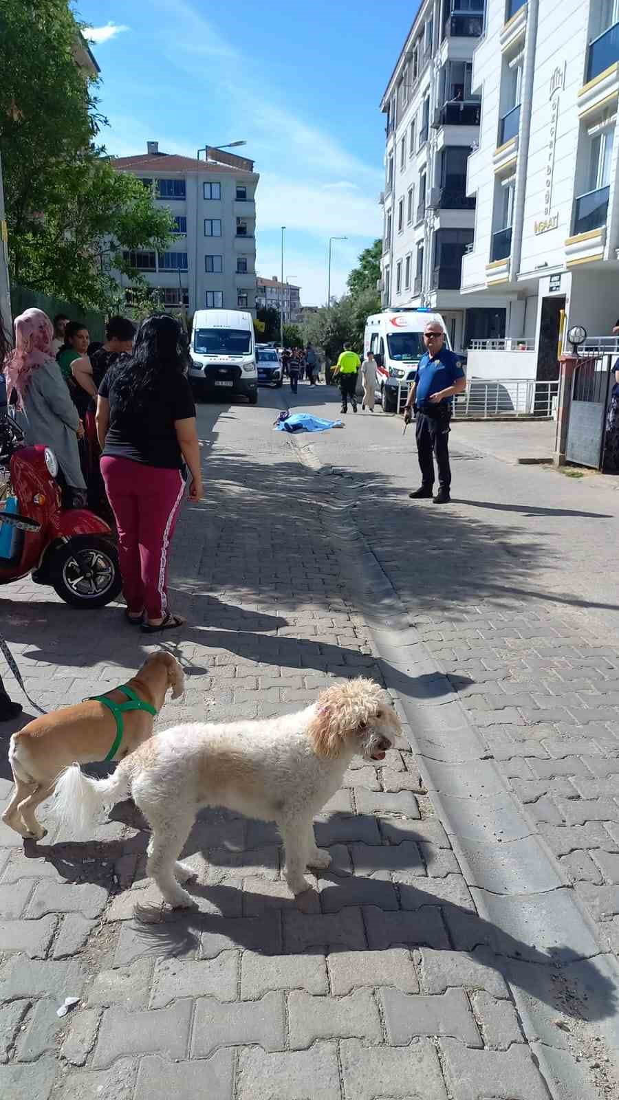 ÇARPMANIN ETKİSİYLE AĞIR YARALANAN KADIN İÇİN ÇEVREDEKİ VATANDAŞLAR DURUMU 112 ACİL ÇAĞRI...