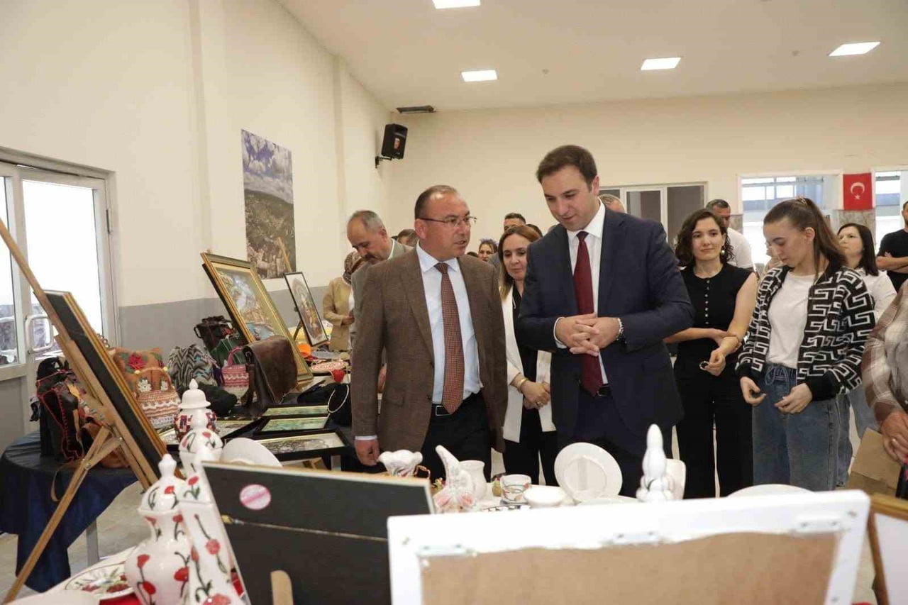 ÇAVDARHİSAR’DA YILSONU SERGİSİ AÇILDI