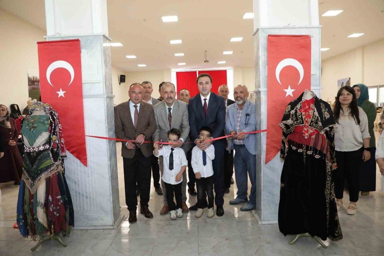 ÇAVDARHİSAR’DA YILSONU SERGİSİ AÇILDI