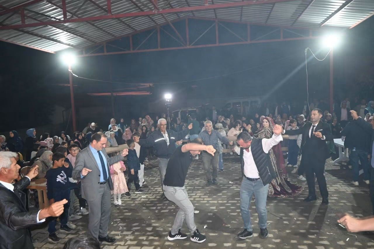 ÇAY İLÇE KAYMAKAMI HASAN HÜSNÜ TÜRKER (SOLDA MAVİ GÖMLEKLİ) KATILDIĞI DÜĞÜNDE ÇİFTE MUTLULUĞUNA...