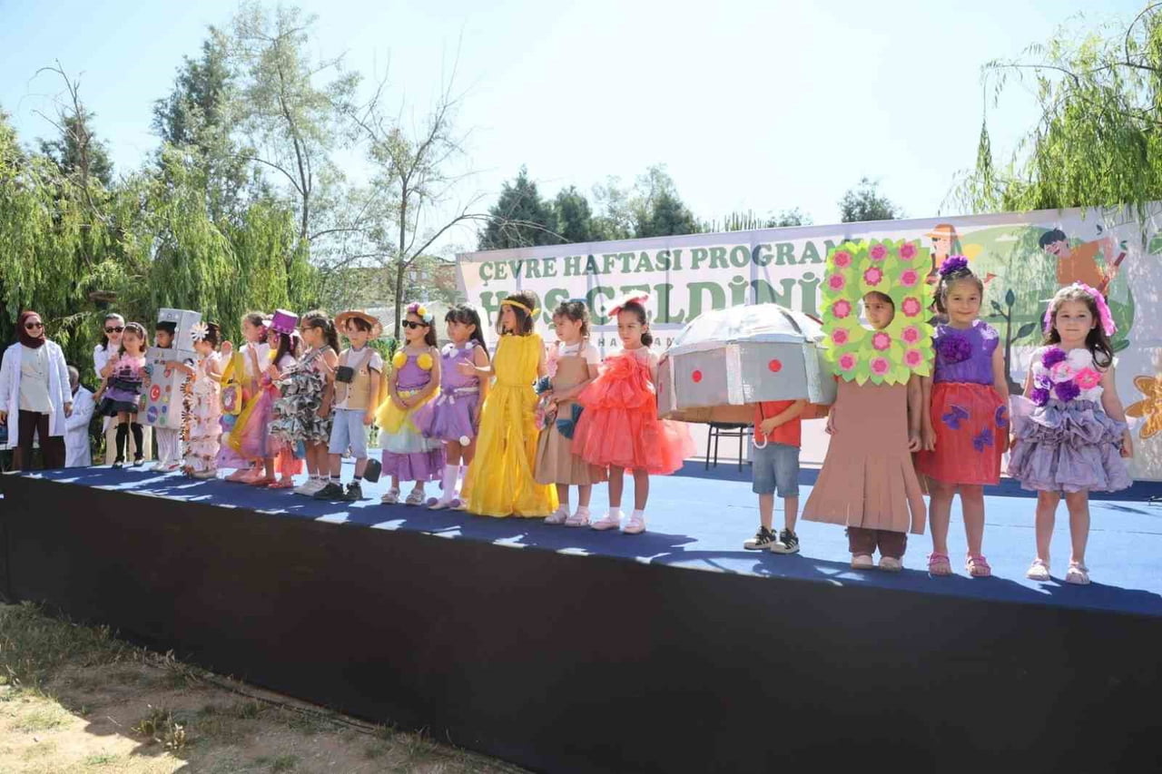 ÇAYIROVA'DA DÜZENLENEN ÇEVRE ŞENLİĞİNDE ÇOCUKLAR VE AİLELERİ GERİ DÖNÜŞÜM ATÖLYELERİ, İNTERAKTİF...