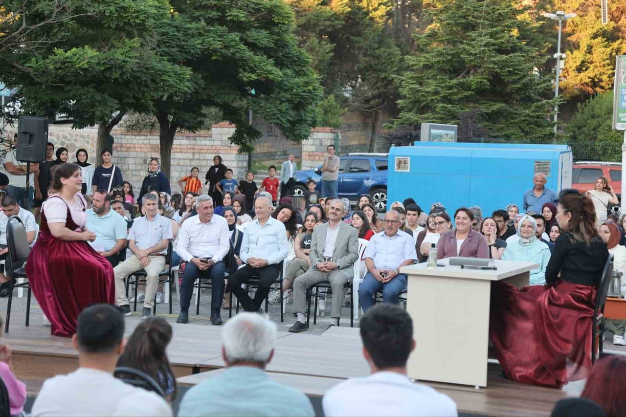 ÇAYIROVA'DA TİYATRO KURSLARINDA EĞİTİM ALAN KURSİYERLER, HAZIRLADIKLARI "KİME GÖRE?" ADLI OYUNU...