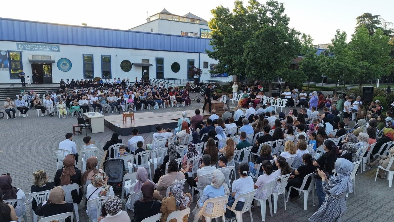 ÇAYIROVA'DA TİYATRO KURSLARINDA EĞİTİM ALAN KURSİYERLER, HAZIRLADIKLARI "KİME GÖRE?" ADLI OYUNU...