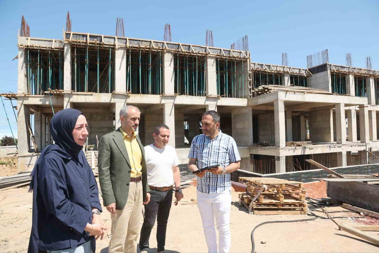ÇAYIROVA'DA YAPIMI DEVAM EDEN DOĞA MADENCİLİK MESLEKİ VE TEKNİK ANADOLU LİSESİ, İLÇENİN EĞİTİM...