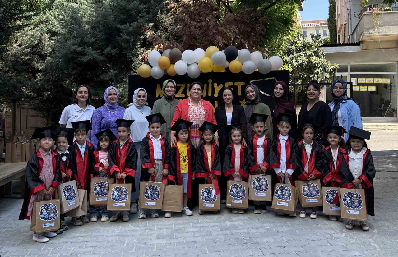 ÇAYIROVA BELEDİYESİ ÇOCUK KULÜPLERİ’NDE EĞİTİM GÖREN ÖĞRENCİLER, DÖNEM SONU KARNELERİNİ ALARAK...