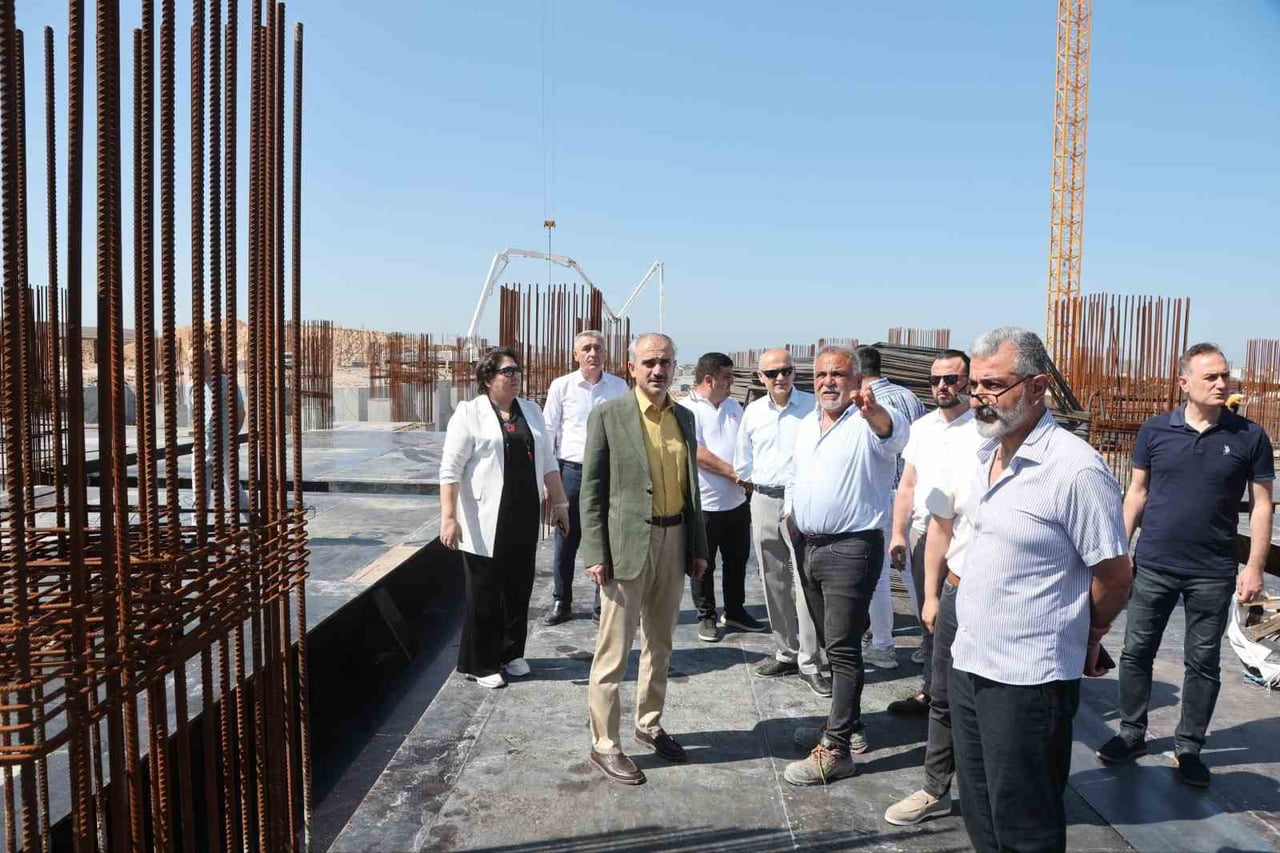 ÇAYIROVA’DA 200 YATAKLI DEVLET HASTANESİ İNŞAATI TÜM HIZIYLA SÜRÜYOR. DEPREM İZOLATÖRLÜ OLARAK...