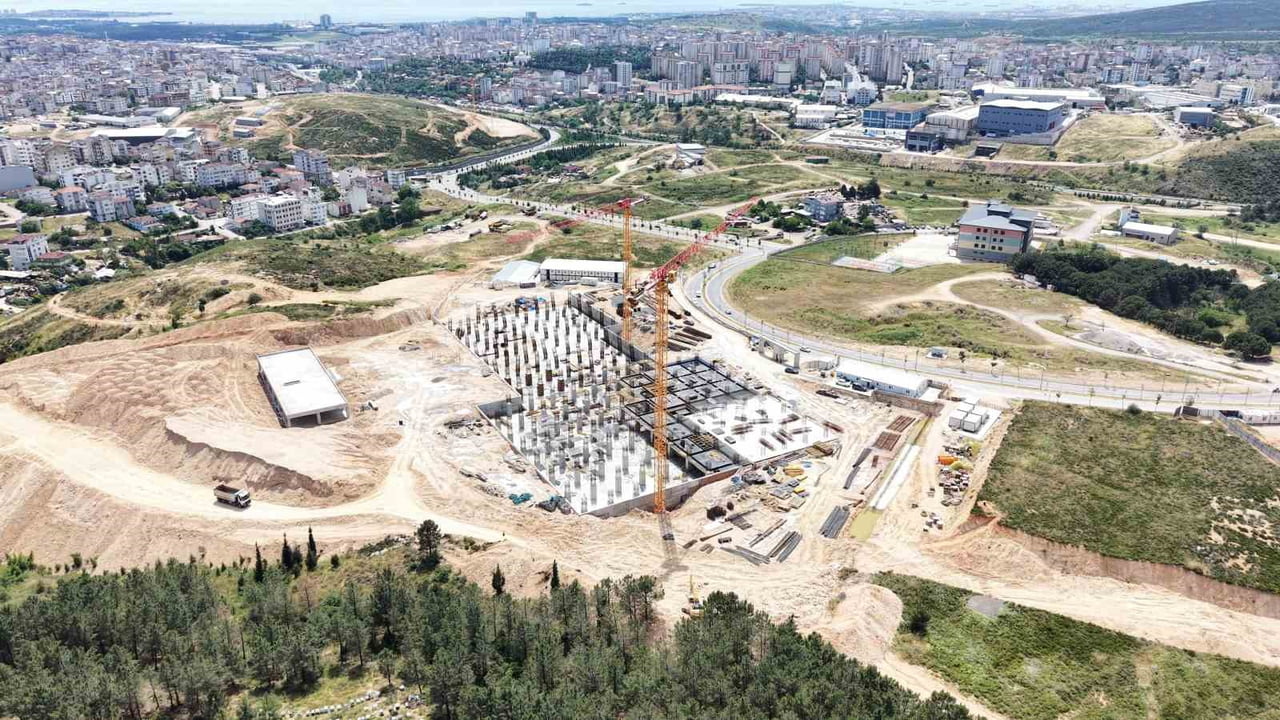 ÇAYIROVA’DA 200 YATAKLI DEVLET HASTANESİ İNŞAATI TÜM HIZIYLA SÜRÜYOR. DEPREM İZOLATÖRLÜ OLARAK...