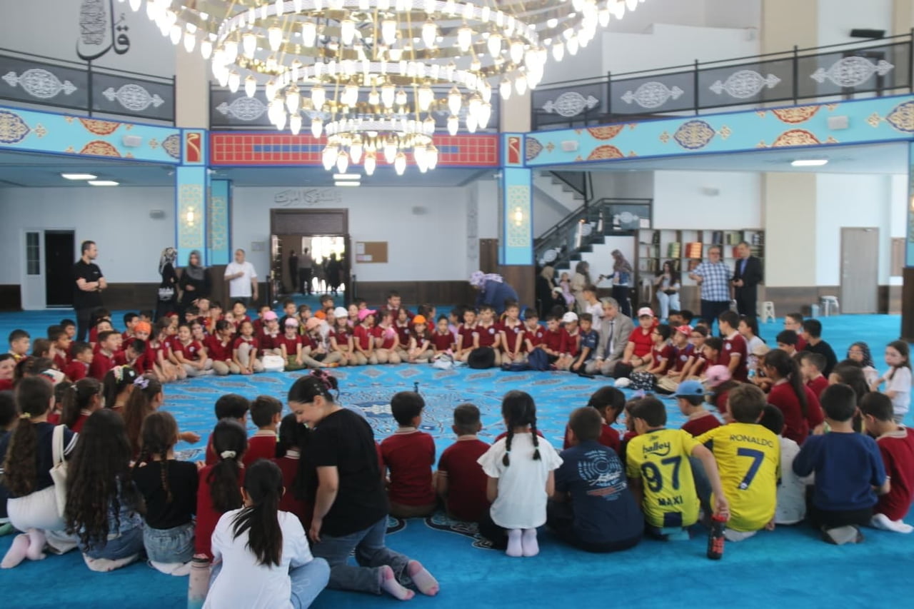 ÇEDES KAPSAMINDA HİRA KÜLLİYESİ’NDE ÇOCUK ŞENLİĞİ DÜZENLENDİ