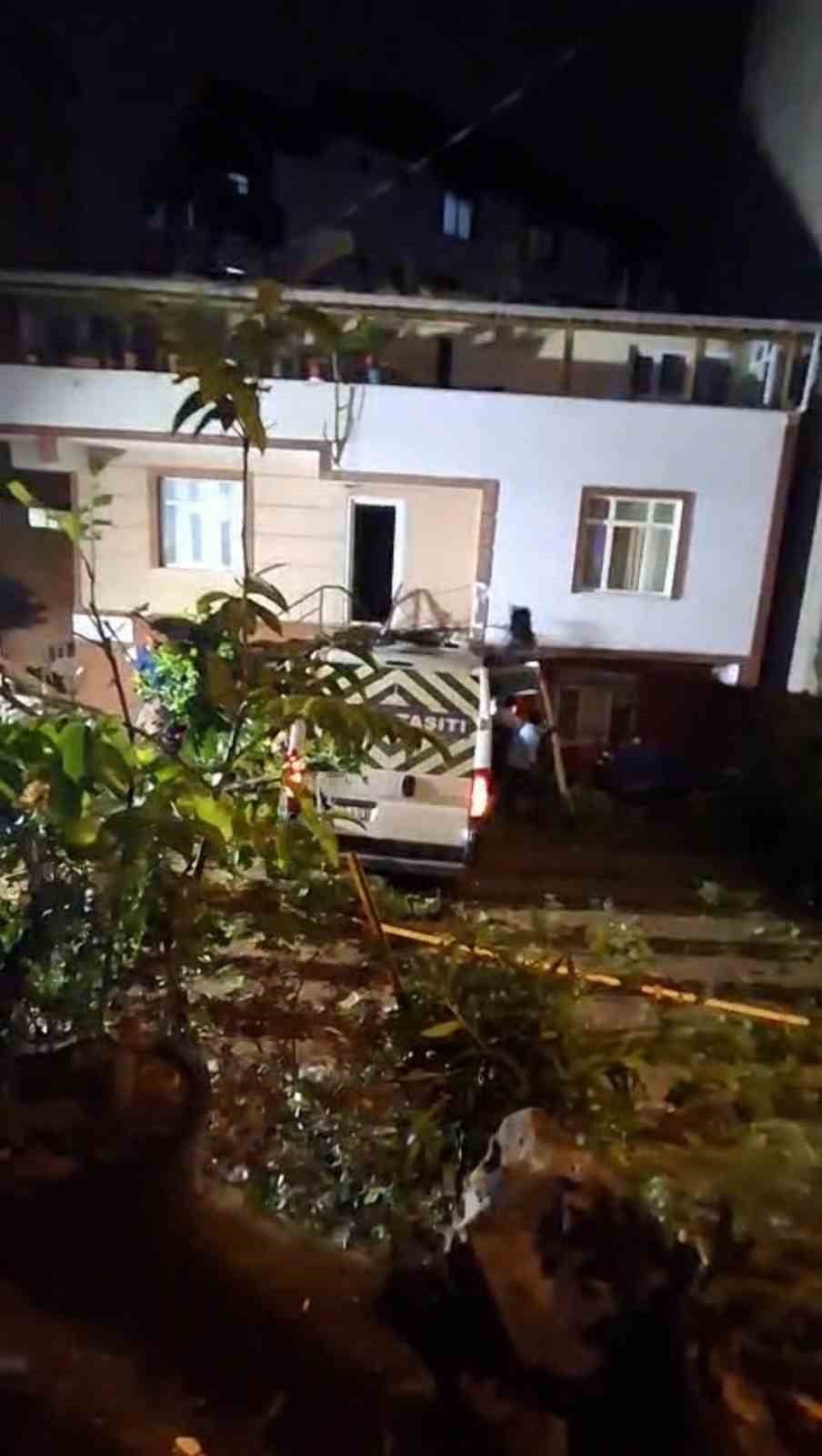 ÇEKMEKÖY'DE SERVİS MİNİBÜSÜ EVİN BAHÇESİNE UÇTU