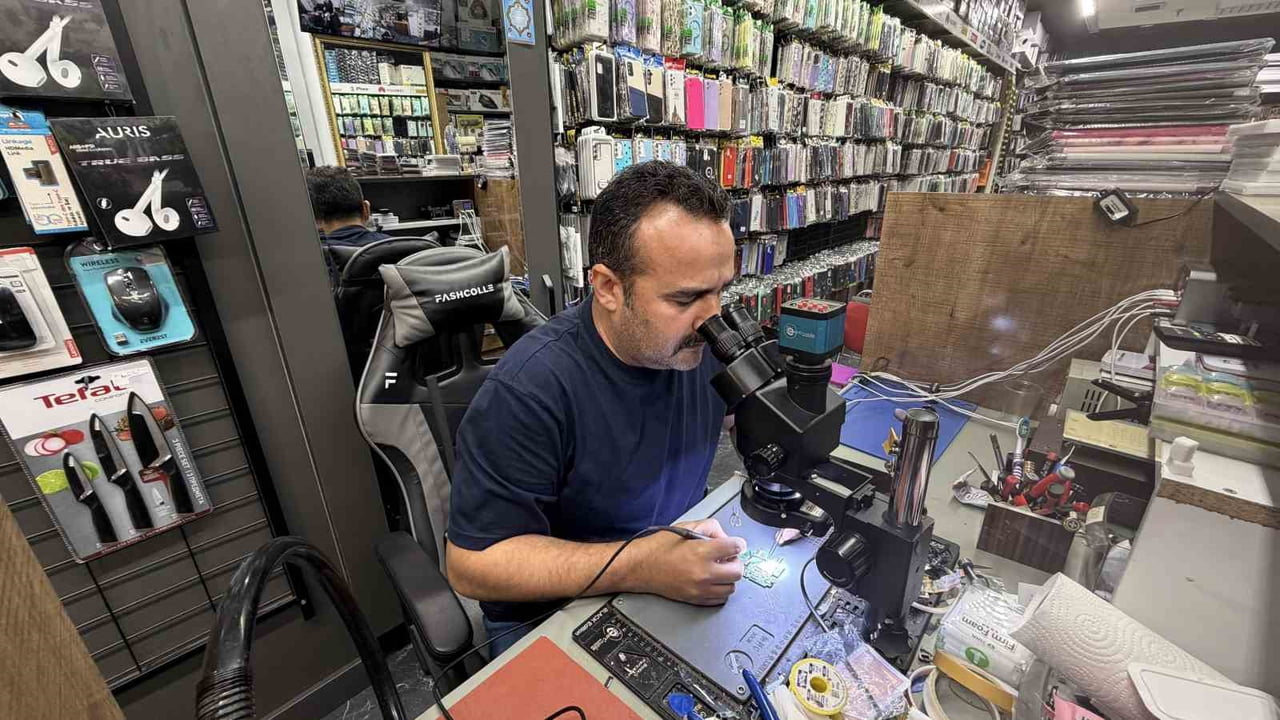 CEP TELEFONU TEKNİK SERVİS SEKTÖRÜNDE ÇALIŞAN CEMAL KALEM, YAKLAŞAN YAZ SICAKLARINDAN CEP...