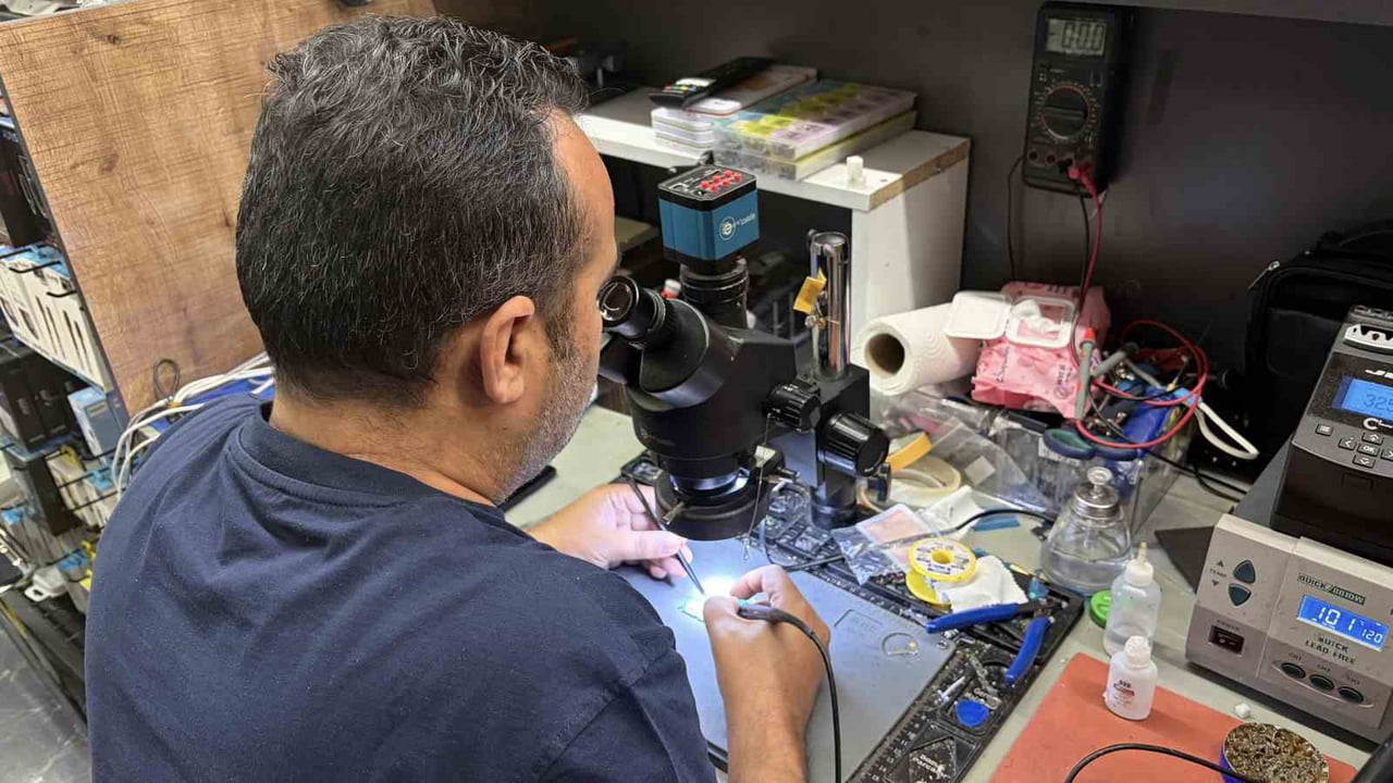 CEP TELEFONU TEKNİK SERVİS SEKTÖRÜNDE ÇALIŞAN CEMAL KALEM, YAKLAŞAN YAZ SICAKLARINDAN CEP...