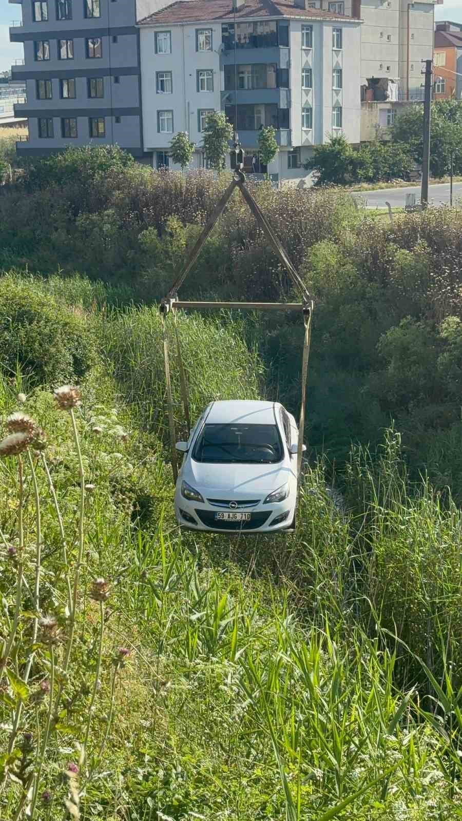 ÇERKEZKÖY İLÇESİNDE MEYDANA GELEN TRAFİK KAZASINDA, YOKUŞ YUKARI ÇIKMAYA ÇALIŞAN BİR OTOMOBİL...